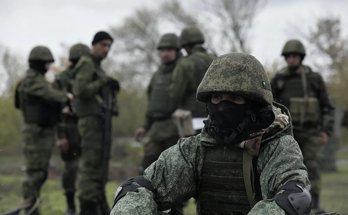 По данным собеседников из числа бывших чиновников, военных экспертов и разведок, без серьёзной мобилизации экономических и промышленных ресурсов Россия рискует уступить в конфликте; окончательное решение о мерах пока не принято.