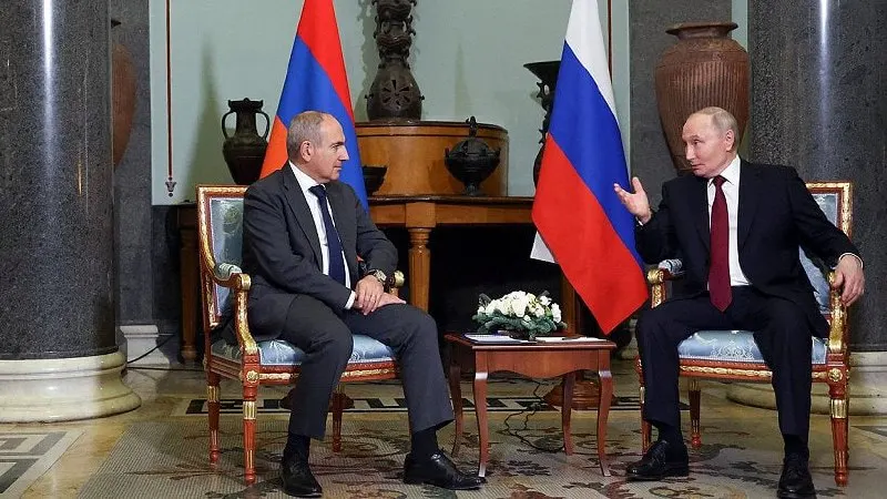 Российский президент поздравил премьер-министра Армении с днём рождения и обсудил итоги заседания Высшего евразийского экономического совета, прошедшего 29 мая в Астане.