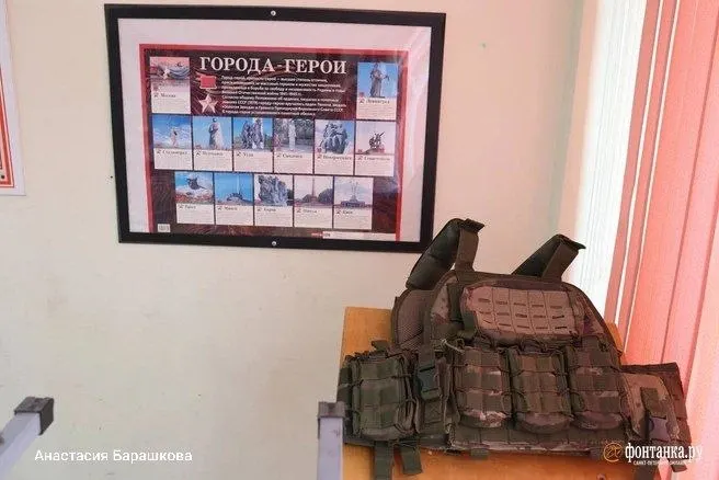С нового учебного года уроки начальной военной подготовки займут половину учебного времени; в программу добавят изучение беспилотников и введут предмет «ДНК‑России» с 83 отобранными героями, в том числе участниками СВО.