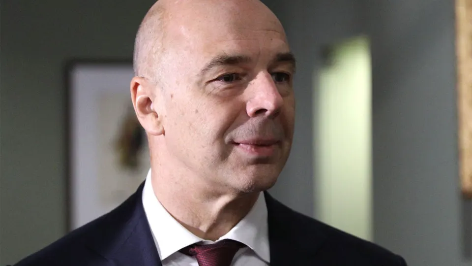 Министр финансов заявил, что компании топливно‑энергетического комплекса должны самостоятельно закупать средства защиты за свой счёт; затраты можно включать в себестоимость. Между тем атаки беспилотников существенно сократили переработку нефти и подняли цены на топливо.