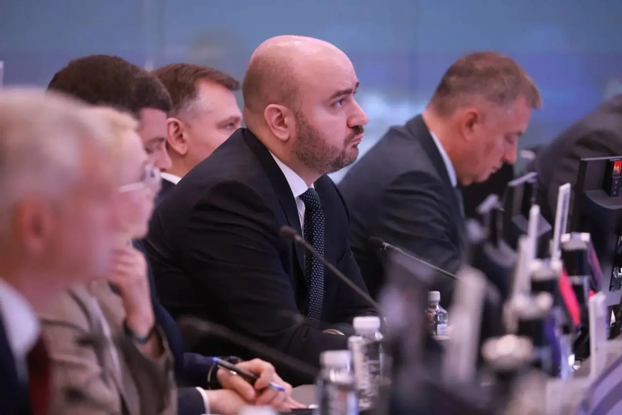 Во время рабочей поездки в Москву глава региона принял участие в совещании по поставкам бензина и дизеля, где обсудили меры по стабилизации рынка и координацию между федеральным центром, регионами и поставщиками.