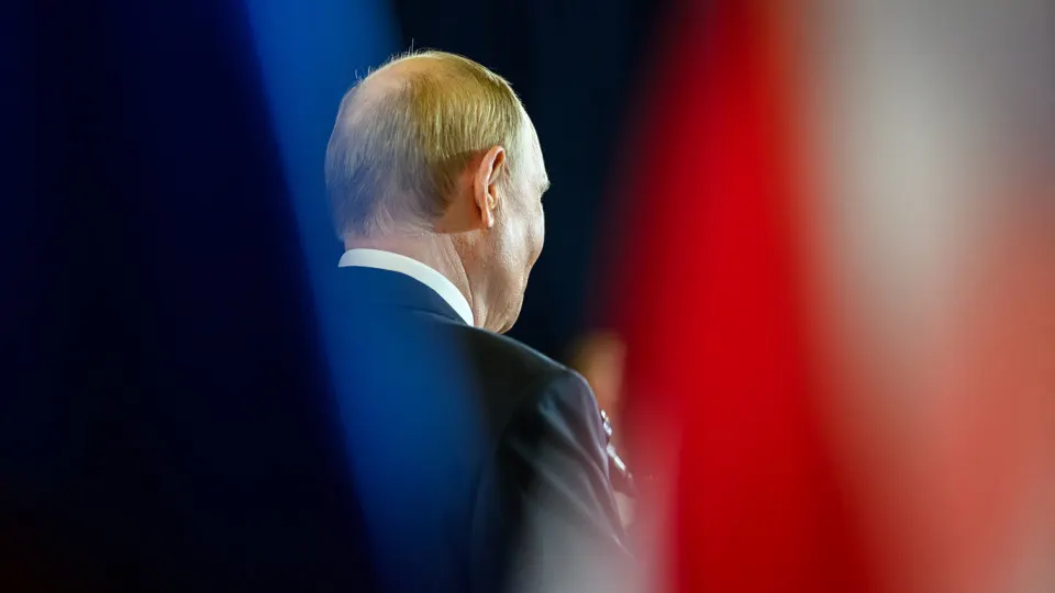 Государственный центр соцопросов перестал выпускать «открытый» рейтинг доверия к президенту — его значение в начале апреля упало до 29,5%. Параллельно снижается и показатель одобрения: по состоянию на 31 мая он составлял 66,6%.