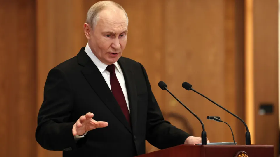 Президент заявил, что Россия ответит на запуски беспилотников по российским объектам с зарубежной территории; спецслужбы утверждают о подготовке запусков из Латвии, страны Балтии отвергли обвинения.