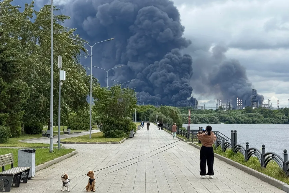 К концу июня 2026 года беспилотники атаковали почти все крупнейшие нефтеперерабатывающие заводы в европейской части России; неатакованными остаются НПЗ в Омске и Ангарске. Атаки привели к остановкам производства и масштабному топливному кризису.
