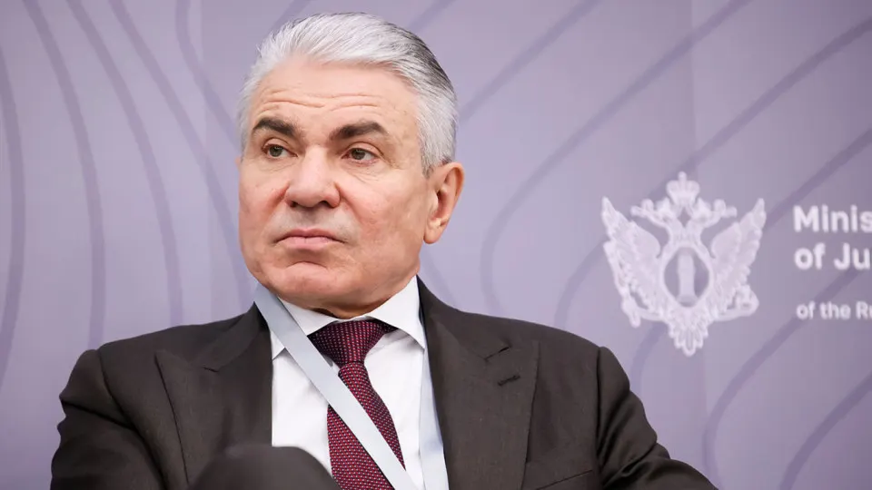 Заместитель министра юстиции заявил, что крупные российские разработчики ИИ должны внедрить механизмы, препятствующие использованию нейросетей для подрыва суверенитета. Предлагается возложить ответственность за работу таких фильтров на владельцев моделей и ввести финансовую, административную или уголовную ответственность за нарушения.