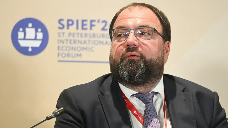 Глава Минцифры сообщил о намерении внедрить механизмы возрастной идентификации на онлайн-платформах; эксперты предупреждают о рисках утечек и дополнительных издержках для сервисов.