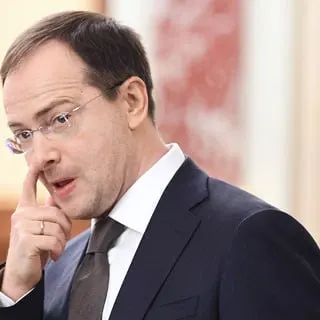 Помощник президента Владимир Мединский предложил ввести обязательные трудовые контракты и распределение для выпускников вузов, что вызвало опасения из‑за ограничения свободы выбора и возможных последствий для молодых специалистов.