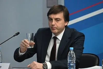 Министерство образования рекомендовало школьникам для внеклассного чтения на лето современные и патриотические книги о подвигах участников специальной военной операции; в перечне названы несколько конкретных произведений.