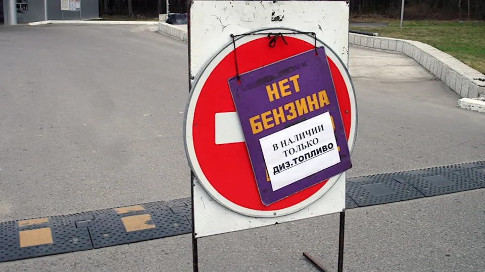 Власти Севастополя с ночи 3 июня ограничили отпуск всех марок топлива: до первой половины дня бензин будут выдавать только оперативным службам. Решение связано с общим топливным кризисом в аннексированном Крыму и ряде регионов России после ударов по перерабатывающей инфраструктуре; переработка и поставки упали, цены растут, экспорт бензина запрещён.
