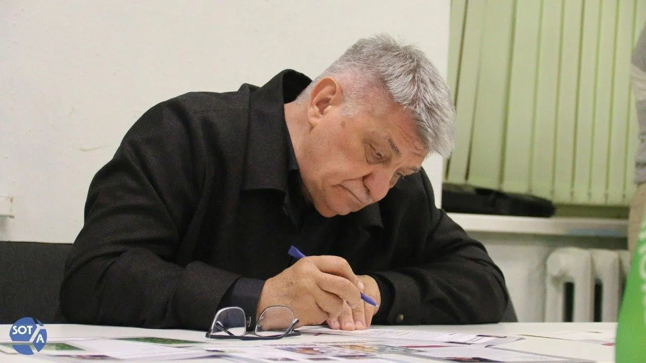 Президент направил поздравление, в котором отметил вклад режиссёра в современный кинематограф. При этом в последние годы Сокуров фактически находится под негласным запретом в России: его фильмы не получают прокатных удостоверений, а в январе 2026 года он был исключён из Совета по развитию кинематографии.