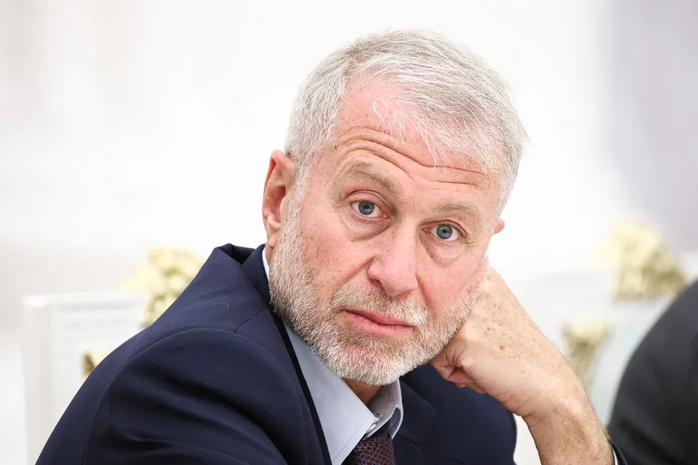По сведениям нескольких осведомителей, в мае в Киев ездил российский бизнесмен Роман Абрамович и передал предложение Владимира Зеленского о встрече с президентом России; Кремль и представители предпринимателя на запросы не ответили.