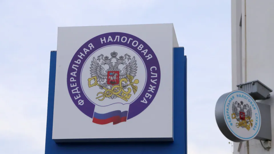 Федеральная налоговая служба рекомендовала регионам пересмотреть налоговую базу и ставки — от кадастровой оценки недвижимости до транспортного налога — чтобы сократить исторический дефицит местных бюджетов в 1,5 трлн рублей.