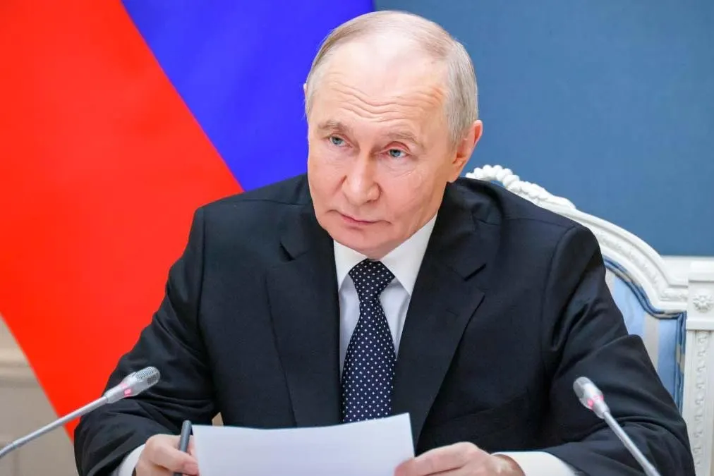 Указ распространяет механизм временного исполнения обязательств на банковские депозиты иностранцев из государств, признанных Россией «недружественными». Документ вступил в силу 1 июня 2026 года.