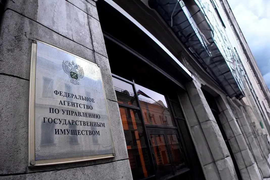Закон отменяет ценовой порог и полугодовую паузу между торгами, ужесточает требования к оценщикам и организаторам аукционов и вводит особый порядок для религиозной собственности.