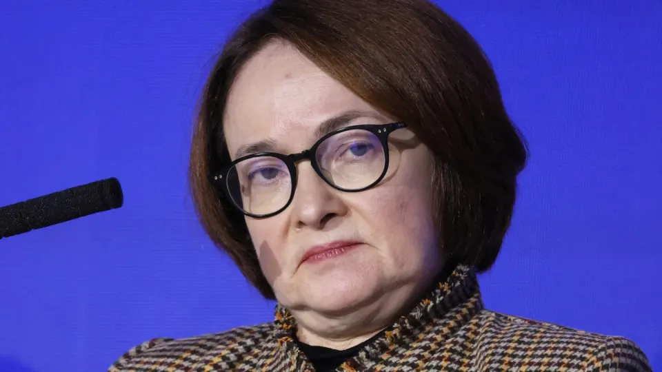 Резкий рост цен на бензин и падение производства нефтепродуктов усиливают инфляционное давление и сводят на нет ожидания быстрого смягчения денежно-кредитной политики.