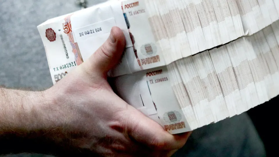 Спрос на наличные в России вырос до рекордных объемов: на конец апреля в обращении около 20 трлн рублей. В апреле из банков выведено 600 млрд руб., с мая‑2025 сумма оттока достигла 2,5 трлн. Центробанк с 1 июня ужесточил контроль за операциями с наличными.