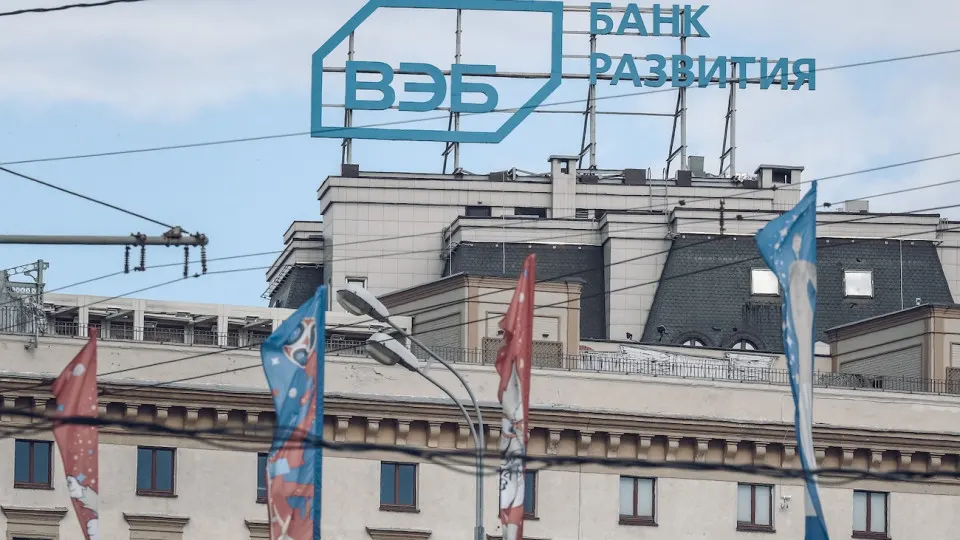 Госбанк объявил о планах снизить расходы и уволить пятую часть персонала в рамках подготовки к целевым параметрам бюджетирования на 2027 год; сокращения затронут также дочерние компании.
