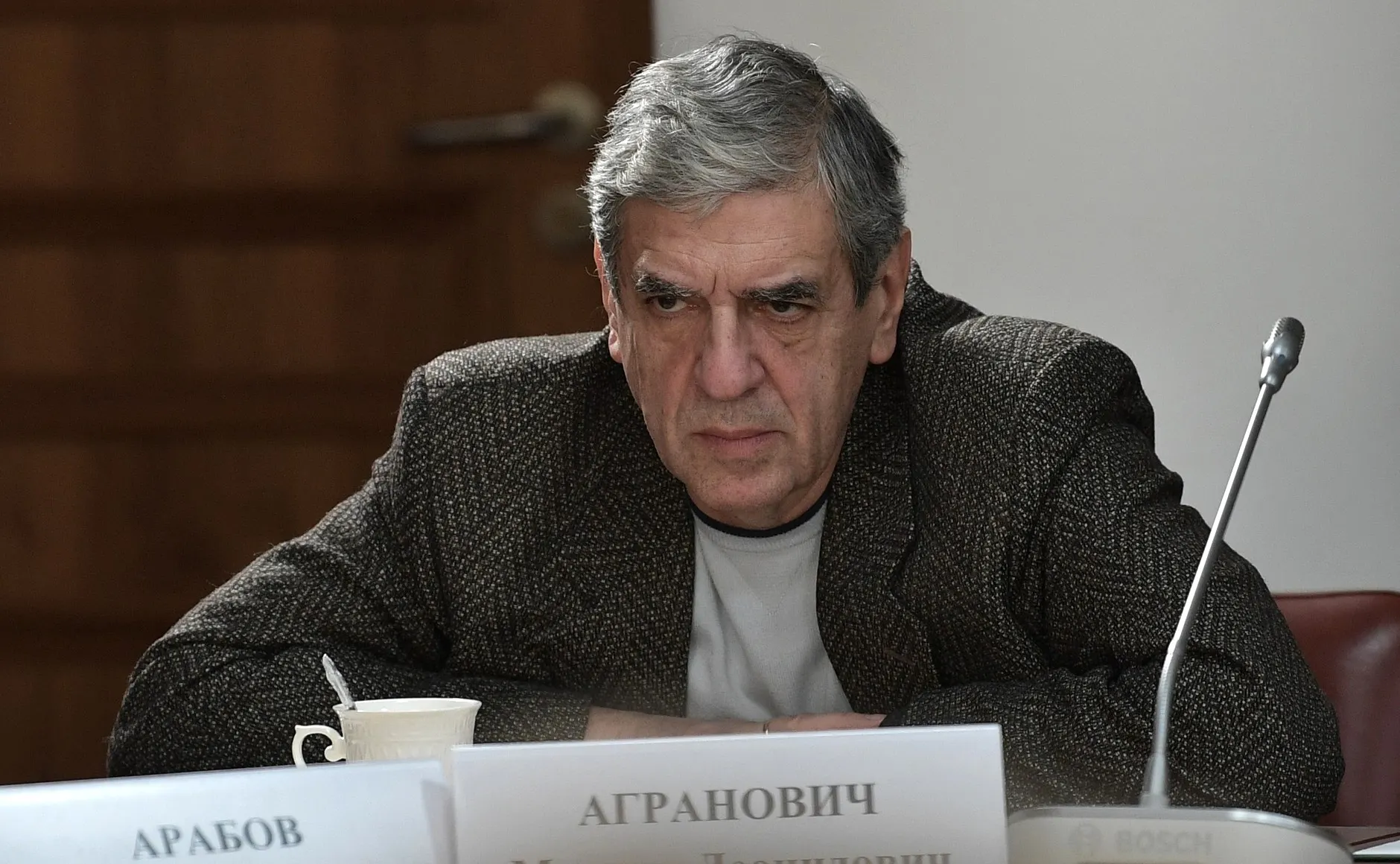 Операторский факультет Всероссийского государственного института кинематографии объявил набор в мастерскую Михаила Аграновича с условием: бесплатное обучение с 2027 года при заключении годичного контракта с Минобороны на службу в войсках беспилотных летательных аппаратов. Обещают общежитие, статус ветерана и льготы, но правовые гарантии вызывают вопросы.