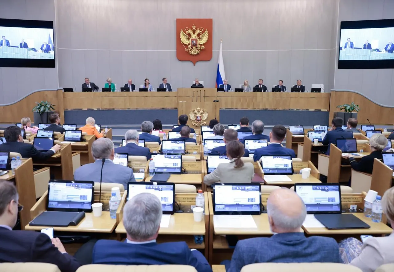 Анализ данных системы законодательной деятельности показал: Госдума одобрила 84% правительственных и 99% президентских законопроектов, тогда как проходимость депутатских инициатив составляет около 25%.