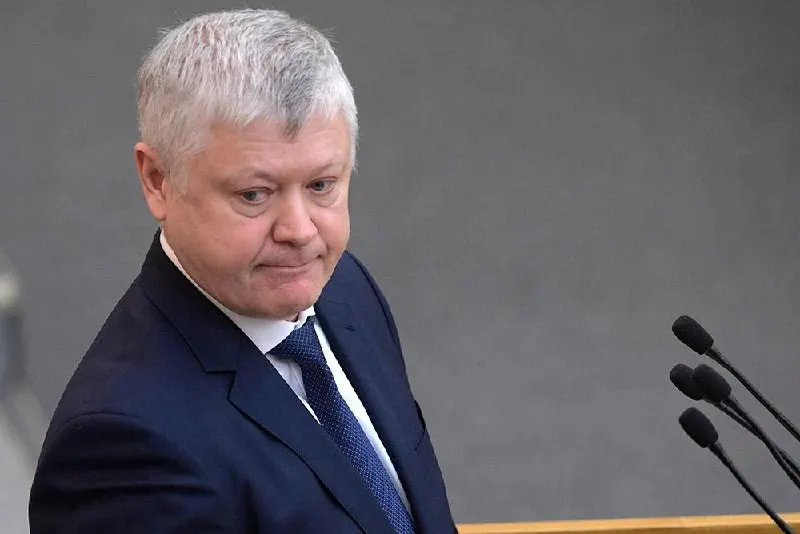 Председатель комитета Госдумы по безопасности Василий Пискарёв сообщил, что из страны выдворены более 360 зарубежных организаций (свыше 60 — по материалам его комиссии). По его словам, принято 46 законов о «защите суверенитета», направленных на противодействие «деструктивному» влиянию в образовании, здравоохранении и выборах.