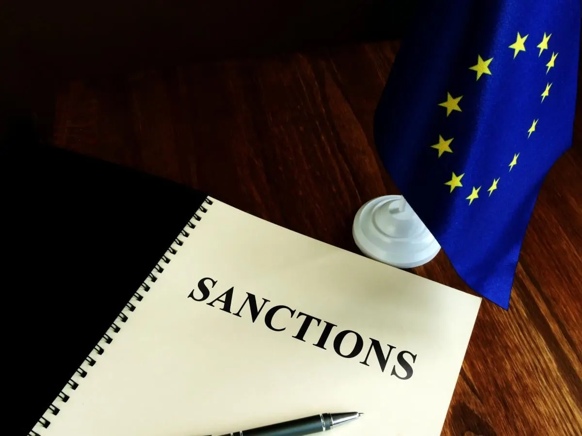 Послы стран ЕС достигли политической договорённости по 21‑му пакету санкций: в пакете — замораживание ценового потолка на нефть на 12 месяцев и годовое исключение для перевалки СПГ; официальное утверждение ожидается в письменной процедуре.