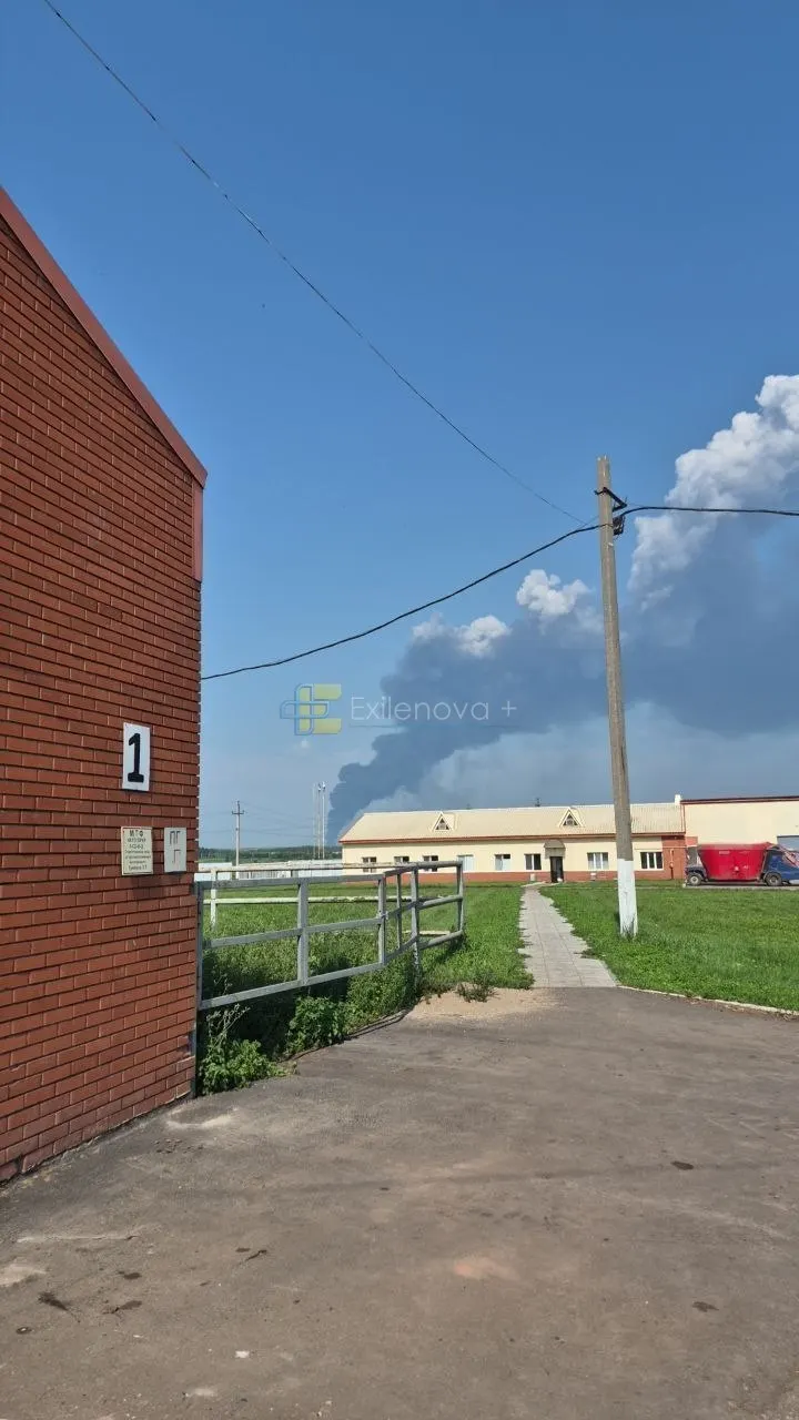 За ночь в ряде регионов России зафиксированы атаки БПЛА: в Воронежской области погиб трёхлетний ребёнок, также сообщают о пожарах на объектах ТЭК и повреждении складов маркетплейсов.