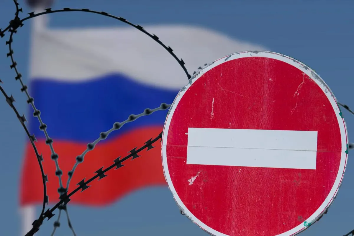 Из‑за разногласий между странами, в том числе требований Австрии и возражений Греции, согласование 21-го пакета санкций перенесено до 22 июля; временный потолок цен на нефть сохранён.