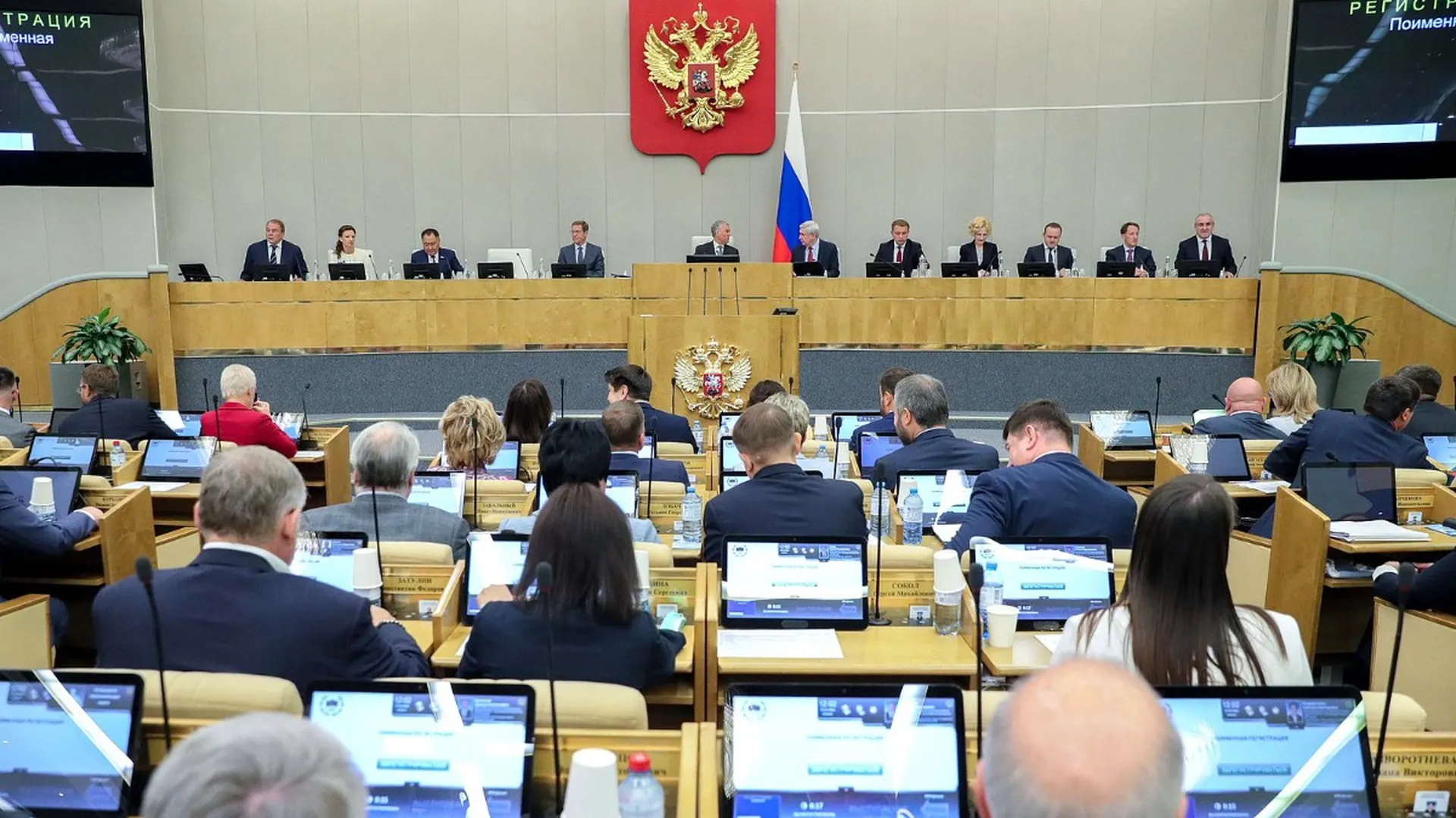 Совет Госдумы рекомендовал включить в повестку заседания 22 июля рассмотрение двух законопроектов о запретах для лиц за границей; законы могут принять в ускоренном порядке, а реестр ограниченных лиц будет вестись Минюстом.