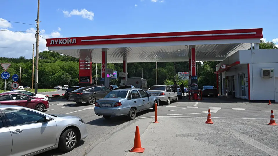 Цена белорусского АИ‑92, поставляемого в Россию, выросла за неделю на 6% — до 127 тыс. руб./т; топливный дефицит усилился после ударов по НПЗ, правительство наращивает импорт.