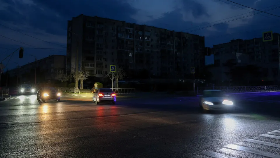 В ряде регионов — от Калининградской области до Крыма и Севастополя — из‑за дефицита топлива и роста цен сократили часть пригородных и городских автобусных рейсов; в некоторых субъектах одновременно повысили стоимость проезда.