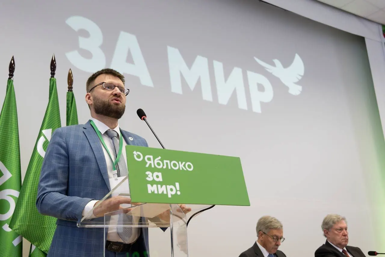 Ведомство сослалось на «факты ведения политической деятельности» — от поздравления от лидера партии до участия в видео с бумажными самолётиками и возложения цветов в память о Борисе Немцове.