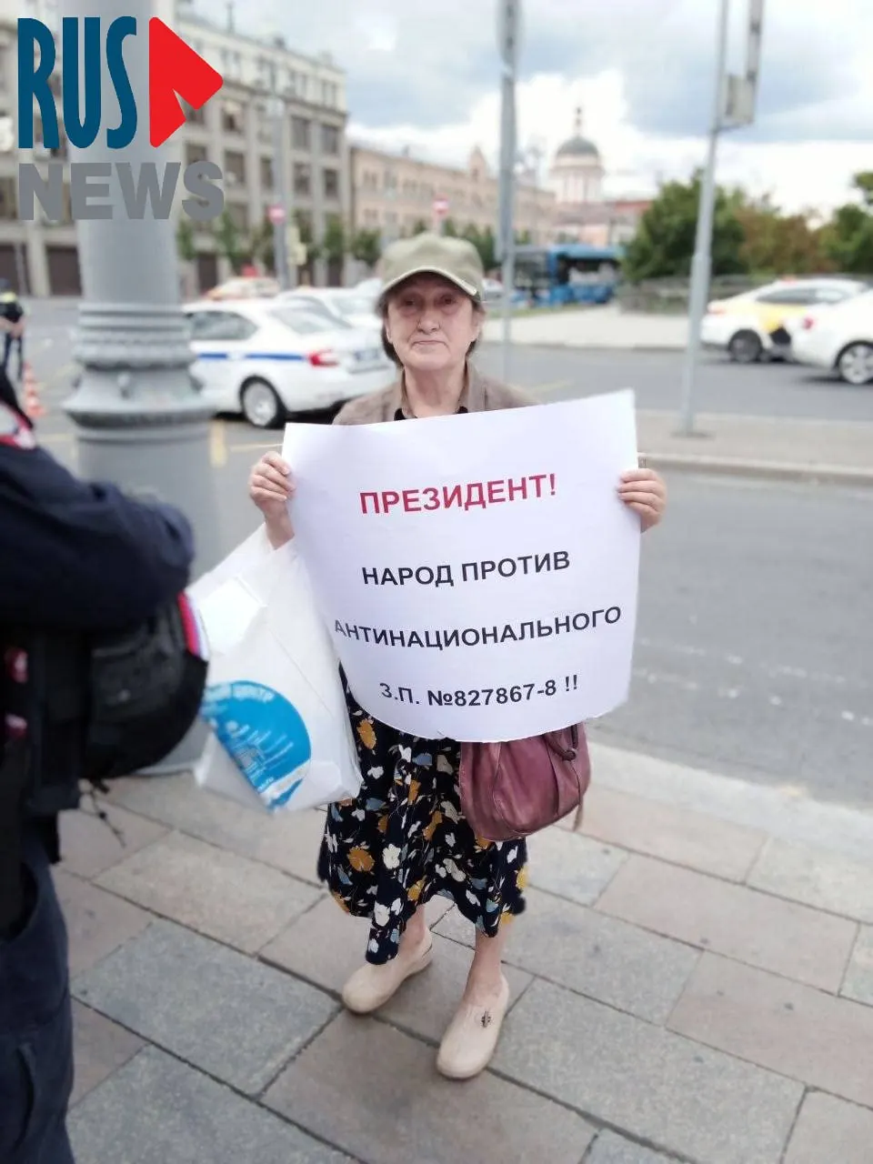 На Старой площади в Москве задержали главного координатора Новосибирского отделения ВООПИК, вышедшую в одиночный пикет против законопроекта о передаче региональным властям права снимать памятники с государственной охраны.
