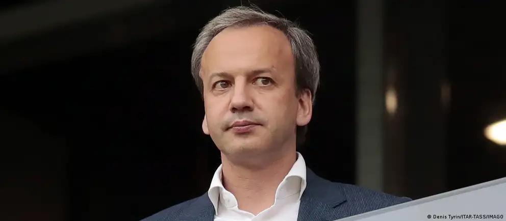 Аркадий Дворкович заявил о намерении обжаловать включение в санкционный список ЕС и добровольно сложил полномочия президента Международной шахматной федерации до разрешения вопроса в суде; обязанности главы временно исполнит вице-президент Вишванатан Ананд.