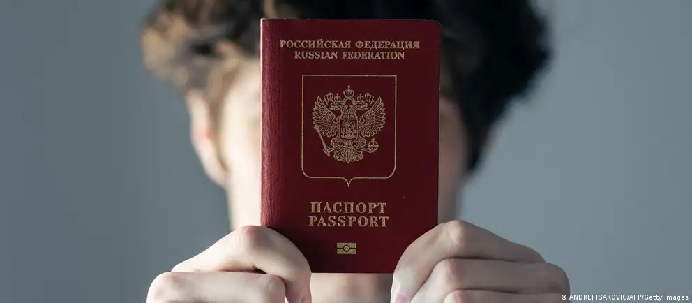 Под давлением Франции и Италии ЕС пересмотрел первоначальный вариант: запрет на краткосрочные визы теперь будет касаться лишь тех, кто непосредственно участвовал в боевых действиях, а также предусматривает расширенные исключения.