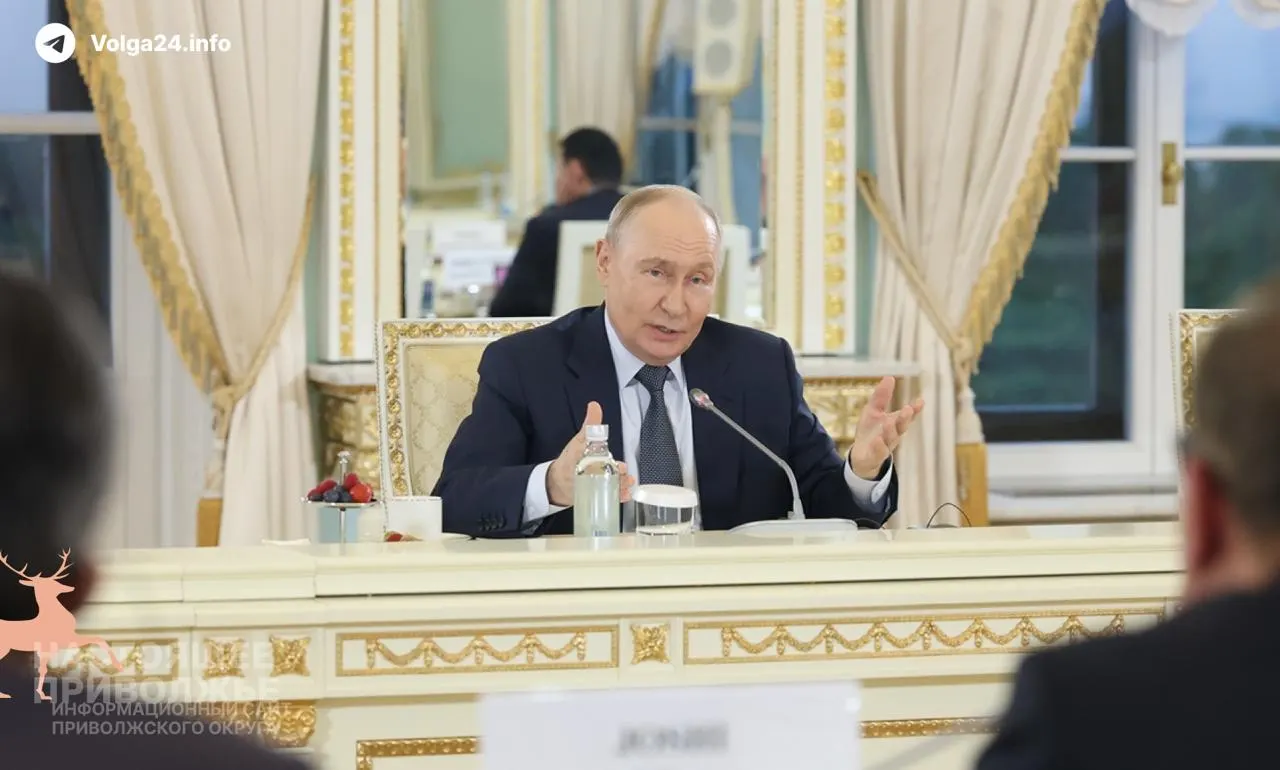 Президент заявил, что проблемы на внутреннем топливном рынке носят временный характер; ВВП России вырос на 0,2% за пять месяцев, в мае — на 0,3%.