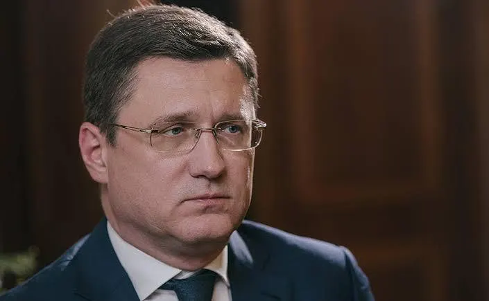 Вице‑премьер заявил о сокращении очередей на АЗС и возобновлении работы некоторых заправок. Эксперты указывают, что НПЗ простаивают, большинство оптовых заявок не исполняются, и дефицит может длиться ещё несколько месяцев.