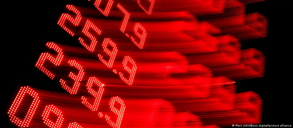 Из‑за регулярных атак беспилотников на крупные НПЗ Россия временно остановила экспорт всех видов топлива, включая дизель — это уже повлияло на мировые цены и усилило дефицит на рынке.