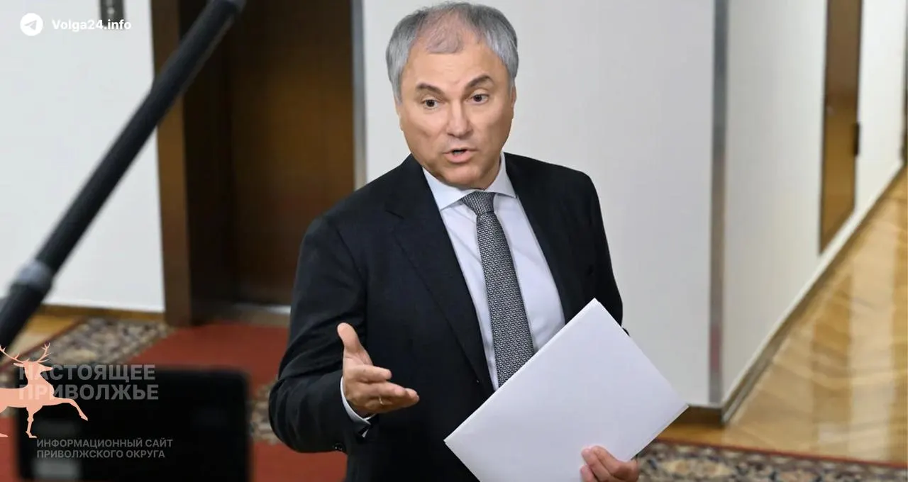 Спикер Госдумы выразил недовольство разглашением данных о возможных досрочных премиях для депутатов: выплаты объясняют «экономией» бюджета и уравниванием зарплат с министрами, что вызывает общественное недовольство на фоне топливного кризиса.