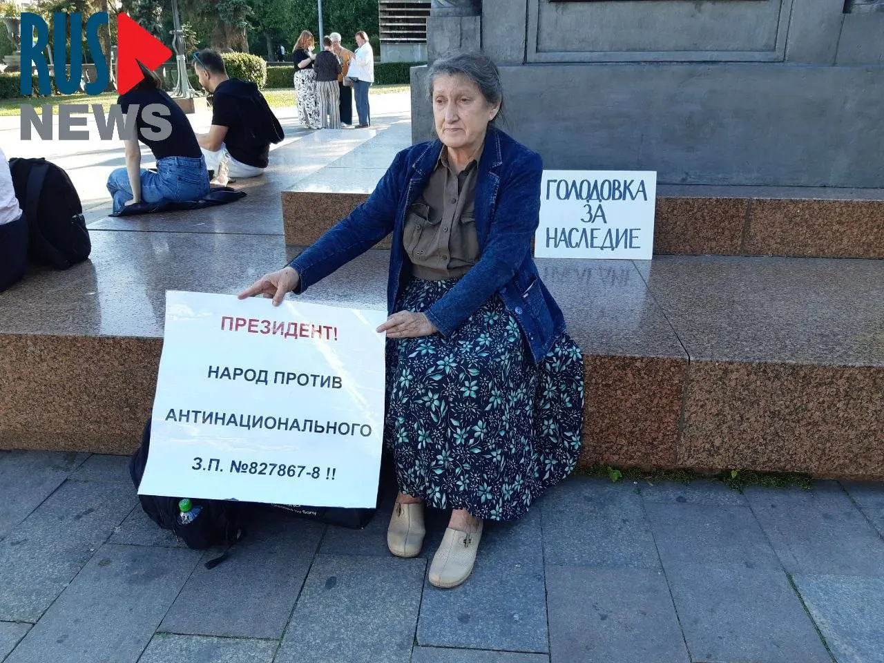 Председатель новосибирского отделения ВООПИК Наталья Шамина устроила голодовку у памятника в Москве в знак протеста против законопроекта о передаче регионам полномочий по снятию охраны с объектов культурного наследия; через час её задержала полиция.
