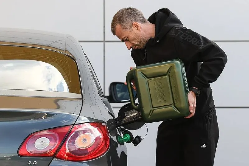 Из‑за остановок нефтеперерабатывающих заводов власти разрешили продажу бензина стандарта «Евро‑3». Экологи предупреждают, что это решение может существенно ухудшить качество воздуха в городах и повлиять на здоровье населения.