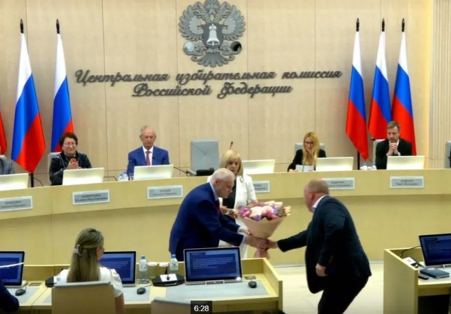 На заседании Центризбиркома единогласно подтвердили списки «Справедливой России», выдали удостоверение Сергею Миронову, назначили советника от ЛДПР и утвердили 43 финансовых уполномоченных «Яблока» для работы в 42 регионах.