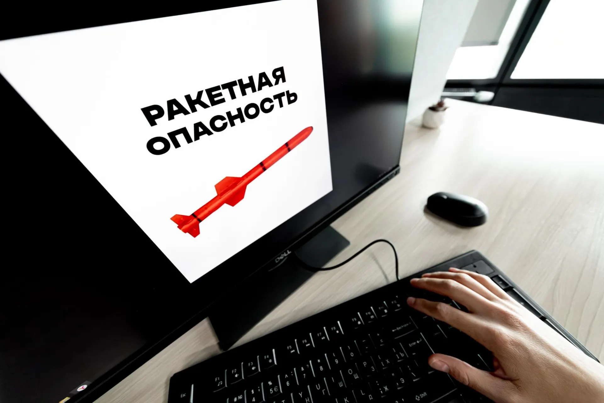 В нескольких регионах России, включая Воронежскую область, объявлены сигналы воздушной тревоги из‑за угрозы ракетных ударов. Жителям рекомендовано следовать официальным указаниям и искать убежище.