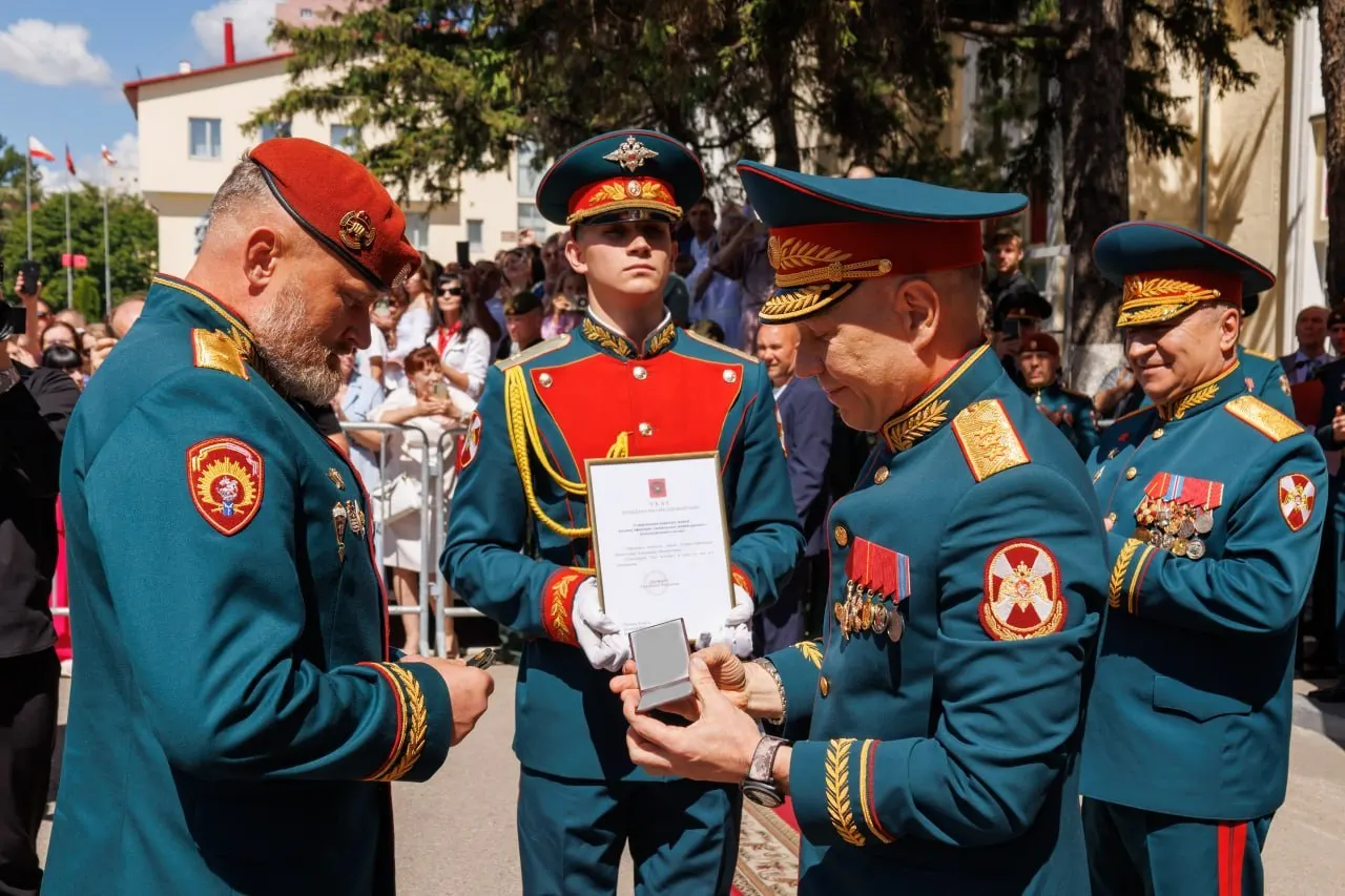 Начальнику Саратовского института войск национальной гвардии Александру Белоглазову, герою России, официально присвоили воинское звание генерал-лейтенанта. Погоны и удостоверение вручил замдиректора Росгвардии Анатолий Маликов.