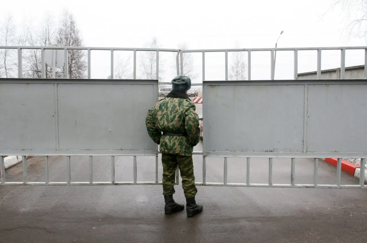 Томский депутат сообщил, что военнослужащим всё чаще присваивают статус «самовольно покинувших часть» (СОЧ), из‑за чего их семьи остаются без выплат; одновременно затягиваются компенсации семьям погибших.