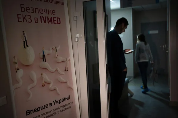 Депутаты приняли поправки в закон «О ветеранах»: вспомогательные репродуктивные технологии, включая ЭКО, станут частью бесплатной медпомощи для определённых категорий ветеранов и их родственниц. Исключение — суррогатное материнство; забор и криоконсервация биоматериала оплачиваются самостоятельно.