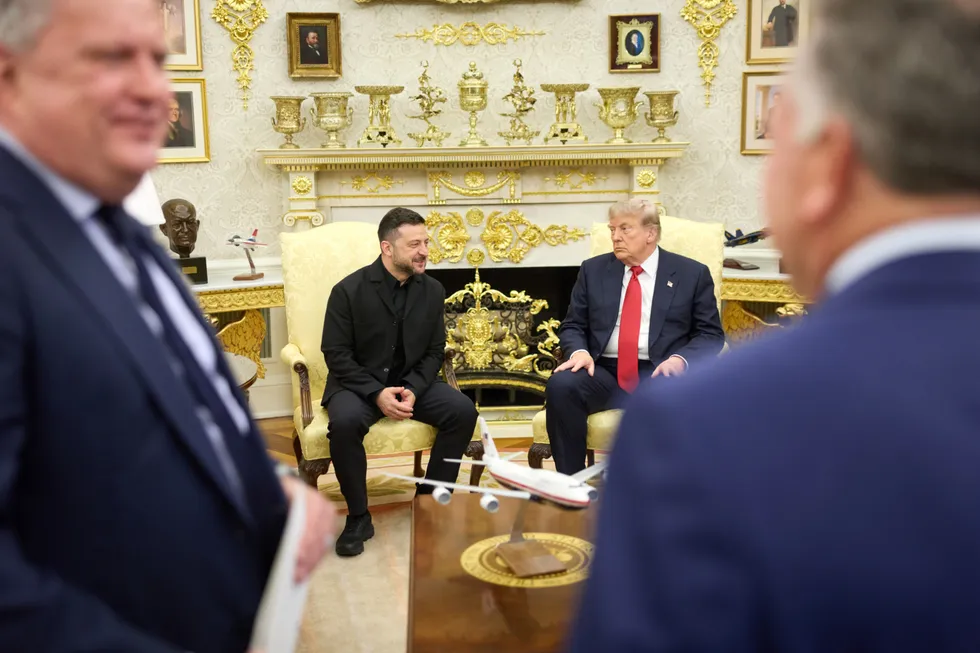 Встреча президента Украины Владимира Зеленского и президента США Дональда Трампа прошла в Белом доме и была охарактеризована обеими сторонами как успешная. Киев попросил экстренный пакет ракет для систем Patriot и добивается дальнейшей политической и санкционной поддержки со стороны Вашингтона.