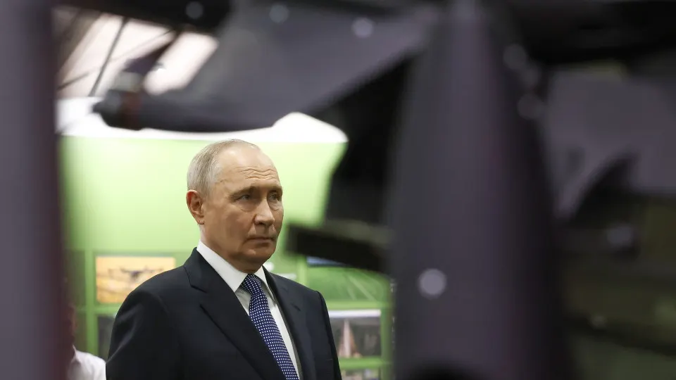 На форуме «Все для победы» президент сообщил, что граждане добровольно направили около 70 млрд руб. через Общероссийский народный фронт. Он также говорил об укреплении армии и о значительном росте военных расходов государства.