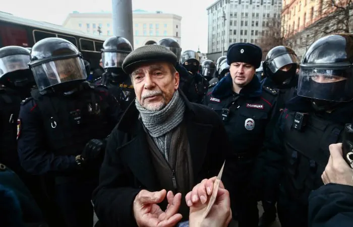 В Хорошевском суде Москвы началось заочное рассмотрение уголовного дела: обвинение просит 6,5 года колонии и запрет администрирования сайтов на 10 лет.