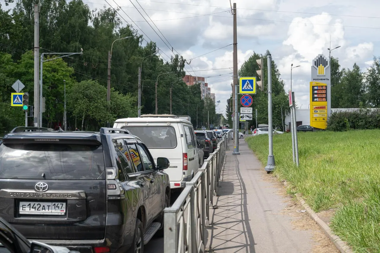 Несмотря на временное разрешение продажи бензина Евро‑3, петербургские АЗС сообщают, что им продолжают привозить топливо стандарта Евро‑5; работники скептически относятся к возможному появлению менее качественного бензина.