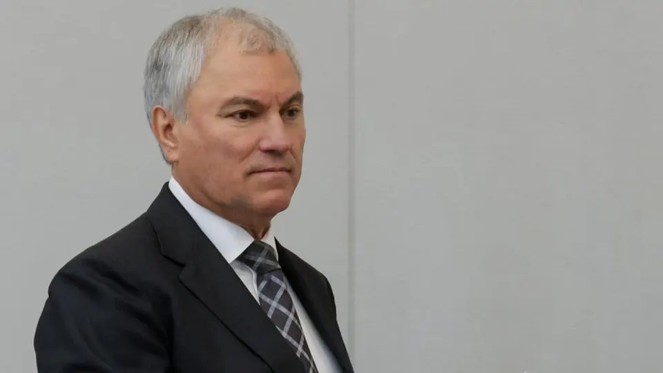 Глава Госдумы заявил о приоритетном развитии городского электротранспорта как ответе на дефицит топлива. Другие депутаты призвали водителей терпеть очереди на АЗС; аналитики связывают проблемы с ударами по топливной инфраструктуре.
